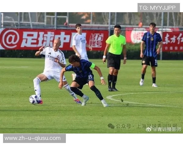 足球之星的光辉瞬间 探寻球场内外的传奇风采 足球之星的光辉瞬间 探寻球场内外的传奇风采